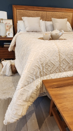 ACOLCHADO QUEEN JACQUARD DISEÑO HOTELERO - Natural - - Ay Que Amor
