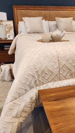 ACOLCHADO QUEEN JACQUARD DISEÑO HOTELERO - Natural -