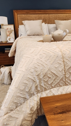 ACOLCHADO QUEEN JACQUARD DISEÑO HOTELERO - Natural - - Ay Que Amor