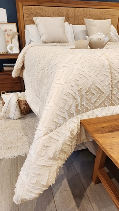 ACOLCHADO QUEEN JACQUARD DISEÑO HOTELERO - Natural - - comprar online