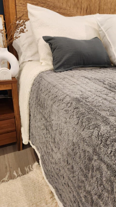 CUBRECAMA/FRAZADA MILENKA RECARGADA . GRIS - comprar online