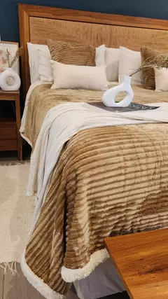 CUBRECAMA/FRAZADA + 2 fundas de 50x50. HAMILTON . BEIGE - Ay Que Amor