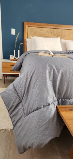 ACOLCHADO QUEEN LINEA HOTEL MOD. HOJAS - REVERSIBLE GRIS PLOMO