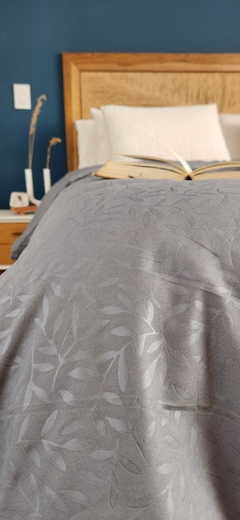 Imagen de ACOLCHADO QUEEN LINEA HOTEL MOD. HOJAS - REVERSIBLE GRIS PLOMO