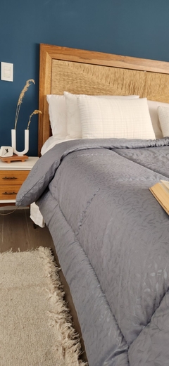 ACOLCHADO QUEEN LINEA HOTEL MOD. HOJAS - REVERSIBLE GRIS PLOMO - Ay Que Amor