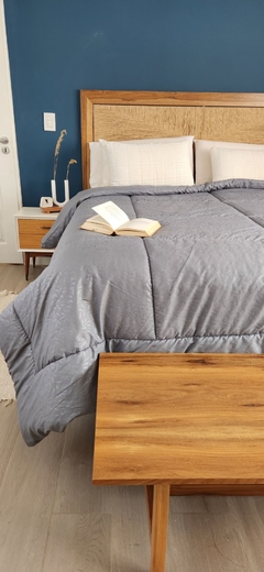 ACOLCHADO QUEEN LINEA HOTEL MOD. HOJAS - REVERSIBLE GRIS PLOMO - comprar online