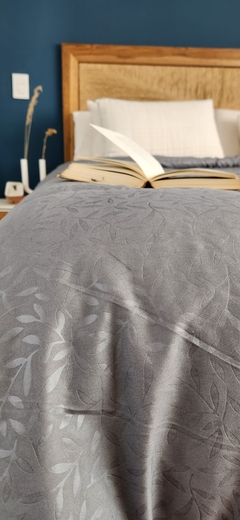 ACOLCHADO QUEEN LINEA HOTEL MOD. HOJAS - REVERSIBLE GRIS PLOMO en internet