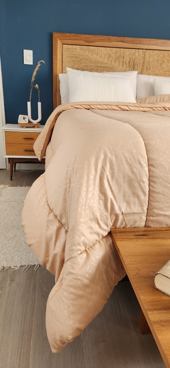 ACOLCHADO QUEEN LINEA HOTEL MOD. HOJAS - REVERSIBLE BEIGE - comprar online