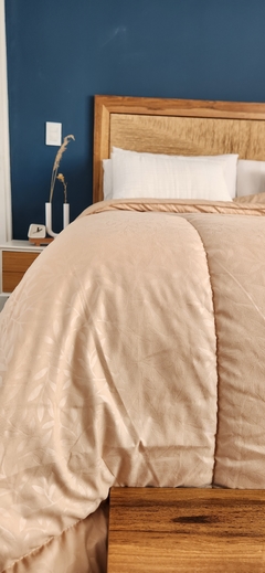 ACOLCHADO QUEEN LINEA HOTEL MOD. HOJAS - REVERSIBLE BEIGE - tienda online