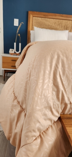 ACOLCHADO QUEEN LINEA HOTEL MOD. HOJAS - REVERSIBLE BEIGE - Ay Que Amor