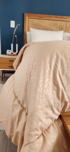 Imagen de ACOLCHADO QUEEN LINEA HOTEL MOD. HOJAS - REVERSIBLE BEIGE