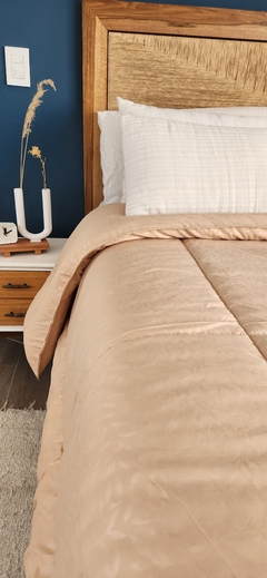ACOLCHADO QUEEN LINEA HOTEL MOD. HOJAS - REVERSIBLE BEIGE en internet