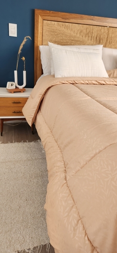 ACOLCHADO QUEEN LINEA HOTEL MOD. HOJAS - REVERSIBLE BEIGE