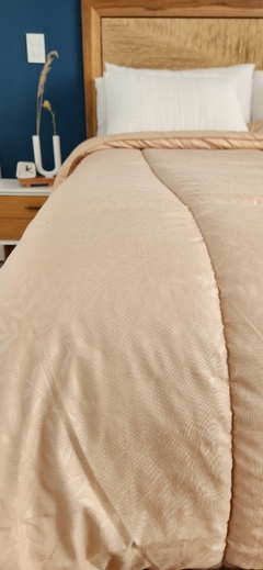 ACOLCHADO QUEEN LINEA HOTEL MOD. HOJAS - REVERSIBLE BEIGE en internet