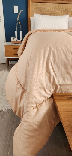 ACOLCHADO QUEEN LINEA HOTEL MOD. HOJAS - REVERSIBLE BEIGE - Ay Que Amor