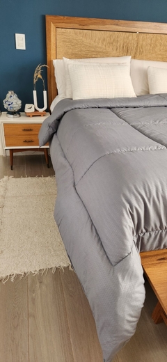 Imagen de ACOLCHADO QUEEN LINEA HOTEL MOD. ESPIGAS - REVERSIBLE GRIS PLOMO