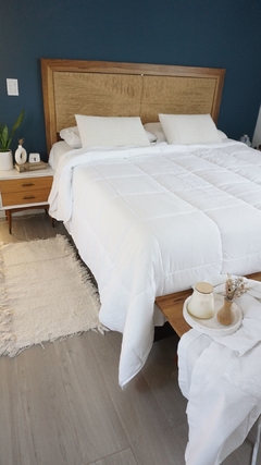Imagen de ACOLCHADO KING LINEA HOTEL - REVERSIBLE TOTAL OFF WHITE MOD. RAYAS
