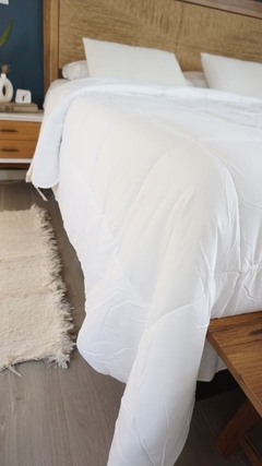 ACOLCHADO QUEEN LINEA HOTEL - TOTAL OFF WHITE MOD. RAYAS - tienda online