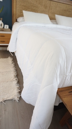 ACOLCHADO KING LINEA HOTEL - REVERSIBLE TOTAL OFF WHITE MOD. RAYAS