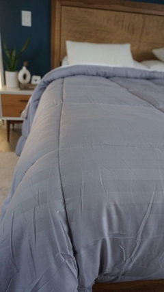 ACOLCHADO KING LINEA HOTEL - REVERSIBLE TOTAL GRIS PLOMO MOD. RAYAS en internet