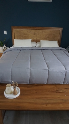 ACOLCHADO KING LINEA HOTEL - REVERSIBLE TOTAL GRIS PLOMO MOD. RAYAS - Ay Que Amor