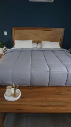 ACOLCHADO KING LINEA HOTEL - REVERSIBLE TOTAL GRIS PLOMO MOD. RAYAS - Ay Que Amor