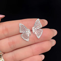Brinco Borboleta Vazada com Zircônia Prata - Acessorita