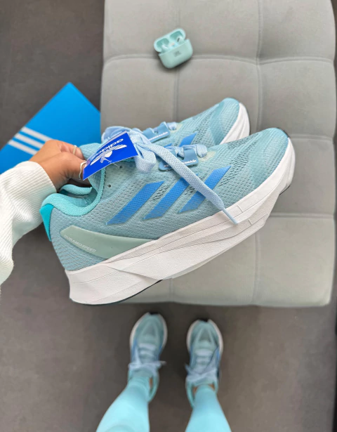 Tênis Adidas esportivo azul
