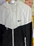 CASACO CORTA VENTO NIKE IMPERMEÁVEL PRETO COM BRANCO - Fuego Store