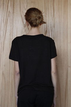 REMERA MISTERY (S25DB029NE) - LABELS CONCEPT STORE