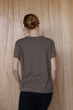 REMERA MISTERY (S25DB029OLI) - LABELS CONCEPT STORE