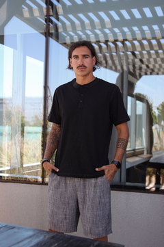 REMERA HENLEY (S25VM020NE)