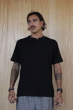 REMERA HENLEY (S25VM020NE) - comprar online