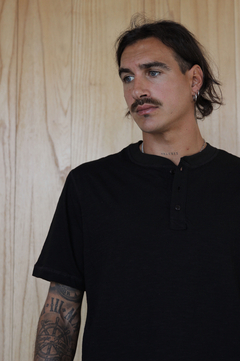 REMERA HENLEY (S25VM020NE) en internet