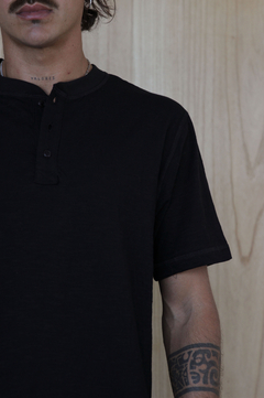 REMERA HENLEY (S25VM020NE) - LABELS CONCEPT STORE
