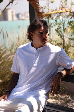 REMERA HENLEY (S25VM020BL)