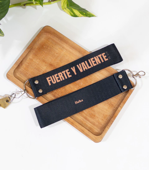 Llavero Correa ¨Fuerte y valiente¨ - comprar online