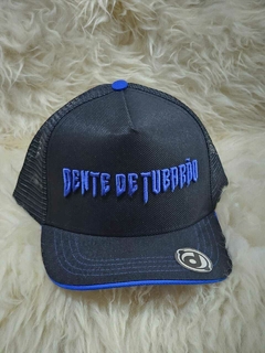 BONÉ DENTE DE TUBARÃO PRETO e NOME AZUL