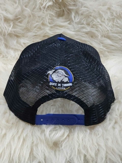 BONÉ DENTE DE TUBARÃO PRETO e NOME AZUL - comprar online