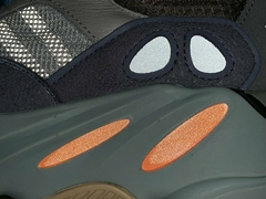 Adidas Yeezy Boost 700 'Carbon Blue' en internet