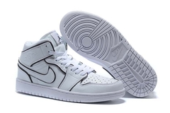 Jordan 1 Mid Iridescent Reflective White en internet