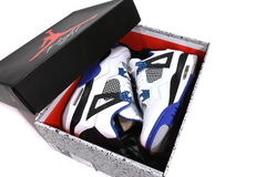 Air Jordan 4 Retro 'Motorsports' en internet