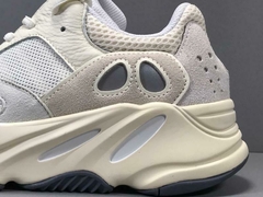 Adidas Yeezy Boost 700 'Analog' en internet
