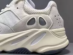 STOCK - Adidas Yeezy Boost 700 'Analog' en internet