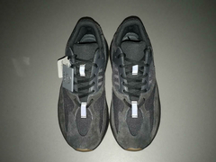Adidas Yeezy Boost 700 “Utility Black" en internet
