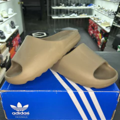 Yeezy Slides en internet