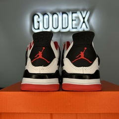 STOCK - (NIÑOS) Jordan 4 Retro OG 'Fire Red' en internet