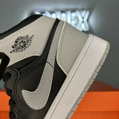 STOCK - (NIÑOS) Air Jordan 1 Retro Mid 'Shadow' - Goodex