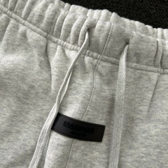 Short Essentials x Fear of god en internet