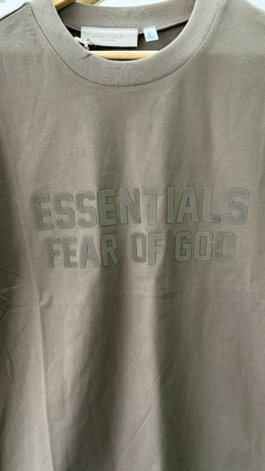 Remera Essentials x Fear of God en internet